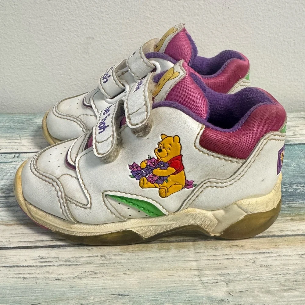 Vintage Winnie the Pooh Light Up Toddler Sneakers Size 6 Disney working‎ lights!